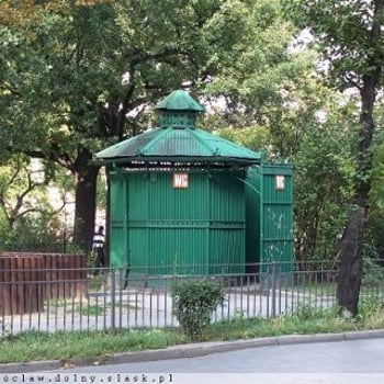 Gdzie za potrzebą chadzano? Historia wrocławskich szaletów [spacer z przewodnikiem]