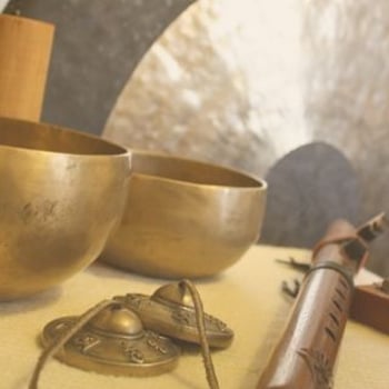 Relaksacyjna kąpiel w dźwiękach – misy, gongi, instrumenty etniczne