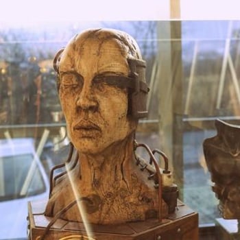 Emocje wyryte w rzeźbie –  wystawa prac Artura Szołdry