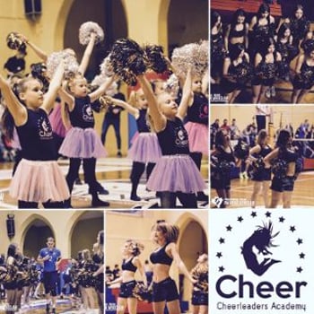 Akademia Cheerleaderek taniec z pomponami i akrobatyka