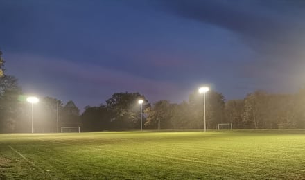 Budowa oświetlenia boiska do piłki nożnej na terenie sportowo-rekreacyjnego przy ul. Sołtysowickiej 68