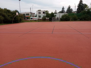Renowacja nawierzchni boiska na terenie Szkoły Podstawowej nr 82 przy ul. Blacharskiej