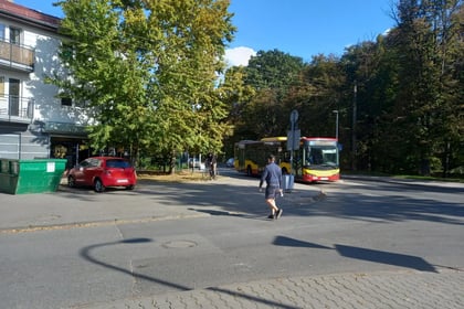 Wyznaczenie dwóch nowych przejść dla pieszych - przejścia z azylem przez ul. Wałbrzyską przy ul. Buraczanej