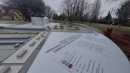 Zaprojektowanie, wykonanie i zamontowanie zewnętrznej makiety dotykowej fragmentu osiedla Tarnogaj
