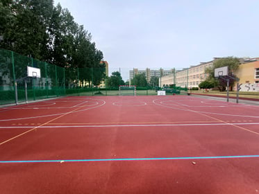 Renowacja nawierzchni boiska na terenie Liceum Ogólnokształcącego na XV przy ul. Wojrowickiej