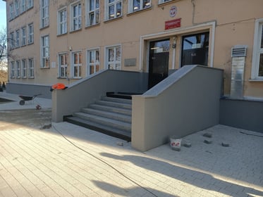 Przebudowa Liceum Ogólnokształcącym nr VI przy ul. Hutniczej 45 we Wrocławiu wraz z infrastrukturą techniczną – częściowa termomodernizacja ścian i stref wejściowych budynku dydaktycznego