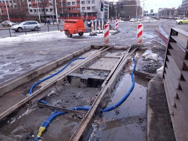 Dostawa i wymiana zwrotnic tramwajowych na Placu Bema, Rondzie Reagana, pętli Księże Małe