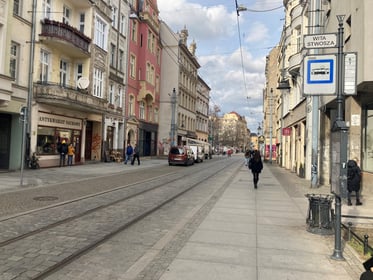 Wyniesienie peronów przystankowych wzdłuż ul. Szewskiej (przystanki: Oławska, Wita Stwosza, Uniwersytecka) oraz na pl. Teatralnym (przystanek: Opera peron południowy)