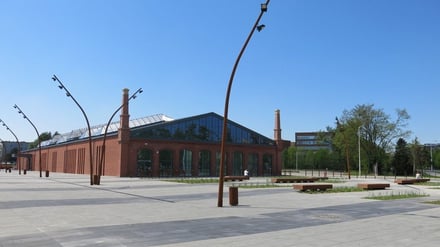 Zielono-niebieskie Centrum Historii Zajezdnia przy ul. Grabiszyńskiej