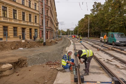Modernizacja torowiska na skrzyżowaniu ul. Pomorskiej i ul. Dubois w zakresie wymiany pięciu rozjazdów i skrzyżowania torowego (1.32.3)