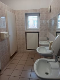 Remont i przebudowa sanitariatów w bloku B Szkoły Podstawowej nr 64 przy ul. Wojszyckiej 1 we Wrocławiu