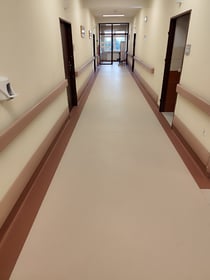 Roboty budowlane wykończeniowe polegające na pokrywaniu podłóg wykładziną PCV w Domu Pomocy Społecznej przy ul. Karmelkowej 25