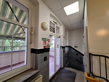 Malowanie klatki schodowej wraz z wymianą sufitu podwieszanego w obiekcie przy ul. Kaletniczej 8