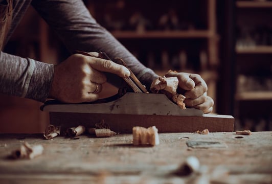Obróbka drewna strugiem.