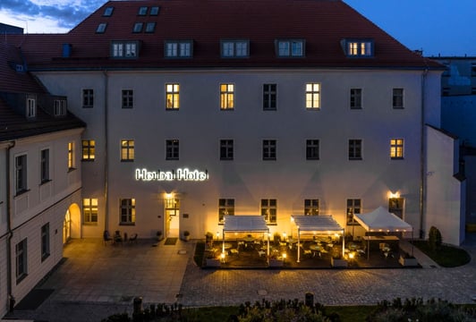 wieczorne oświetlenie frontu Hotelu Herbal