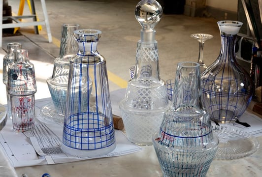 Oznakowane naczynia w hali produkcyjnej, Huta Julia