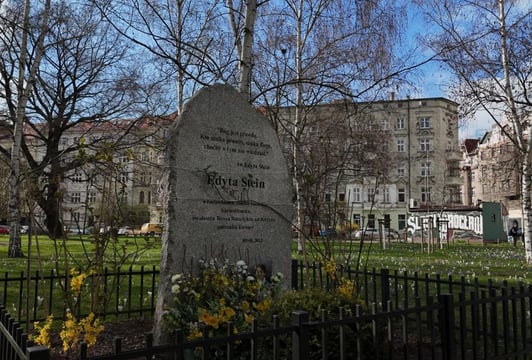 Tablica upamiętniająca patronkę Europy w Parku Edyty Stein