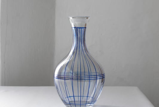 Szlify, karafka z naniesioną siatką, przygotowana do narzynania dekoracji szlifowanej