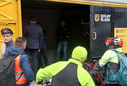 Załadunek rowerów do wagonu na dworcu głównym.