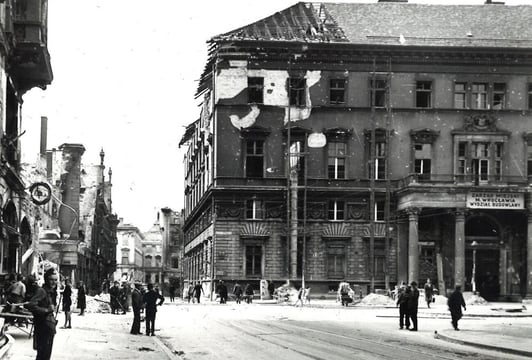 Wrocław w albumie fotograficznym z lat 1945-1946.