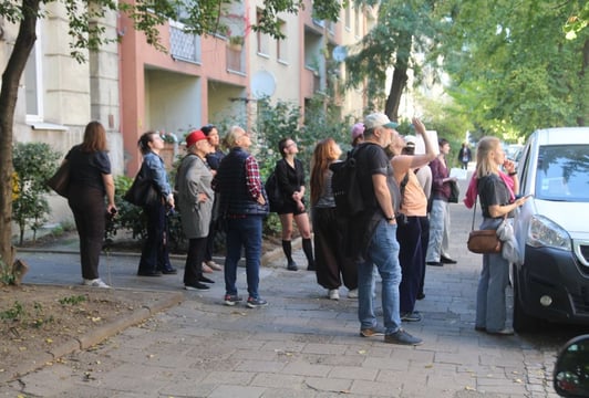 Uczestnicy projektu podziwiają secesyjne dekoracje kamienic (ul. Reja)