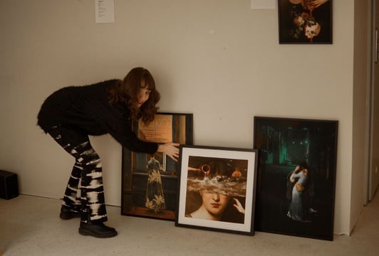 Fragmenty czucia - wernisaż poetyckich kolaży autorstwa Małgorzaty Gawlik w Gnieździe