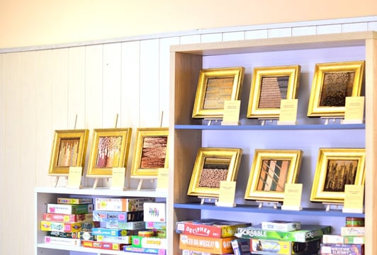 Kolory (z) Natury – wystawa tkanin artystycznych i pająków Marty Szloser barwionych roślinami