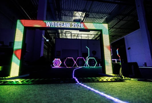 Bramka startowa na zawodach FPV i część toru LED