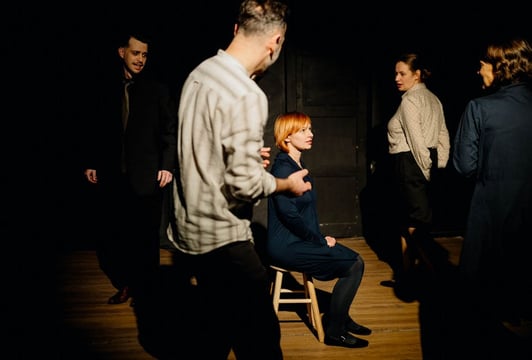 Czarna wygrywa, czerwona przegrywa