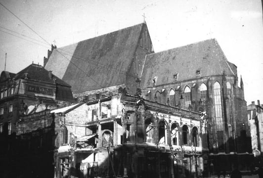 Wrocław w albumie fotograficznym z lat 1945-1946.