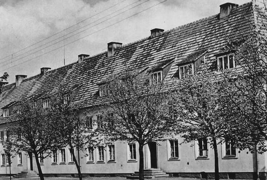 Osiedle Bloki w Ciechanowie (wcześniej Gartenvorstadt Zichenau), lata 60. XX w., z książki O. Puciaty „Mazowsze. Krajobraz i architektura”, wyd. Arkady, Warszawa 1964