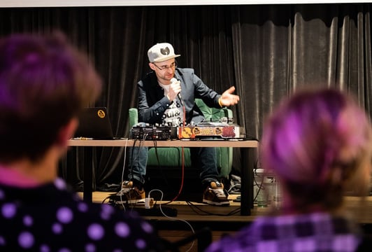 Wykład o Producentach Muzycznych, Sztuka Na Miejscu
