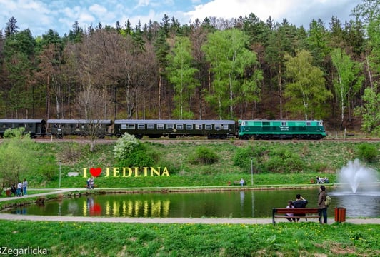 Historyczny skład pociągu na szlaku