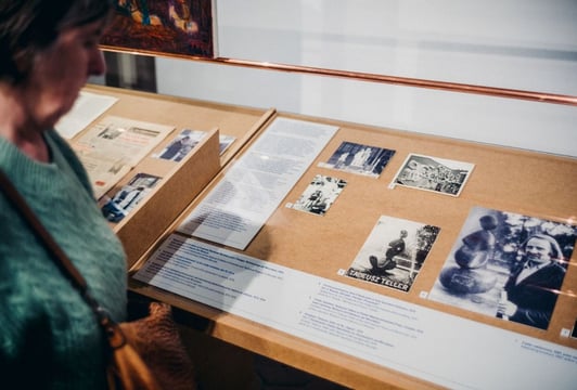 Oprowadzanie kuratorskie po wystawie "Niedziela w Hutmenie"