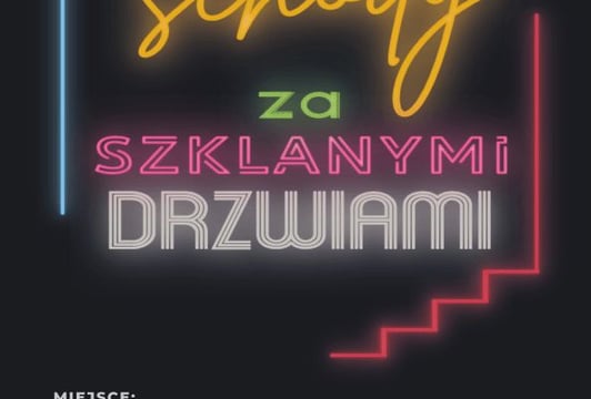 Schody za Szklanymi Drzwiami - Teatr Ekstrawersja