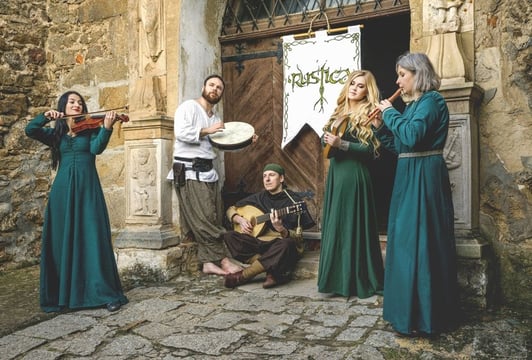 zespół muzyczny w dawnych strojach