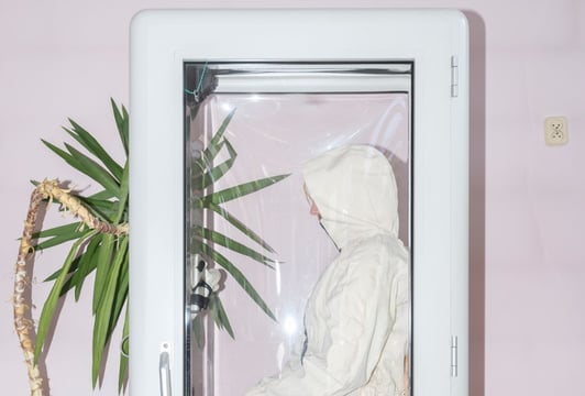 „Żyjnia. Sezon wiosenny”, na zdjęciu Karol Pałka w skafandrze autorstwa Stefana Parucha