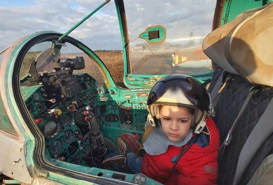 Rodzinna wycieczka edukacyjna dla dzieci wraz z rodzicami na podwrocławskim lotnisku Mirosławice