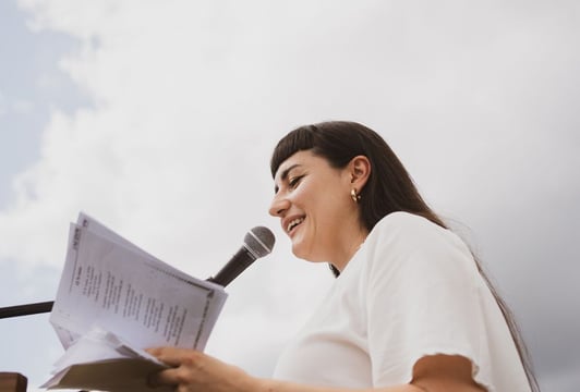 Kasia Pakosa, wroclawska pieśniarka, artystka prowadząca miejskie obrzędy pieśniowe