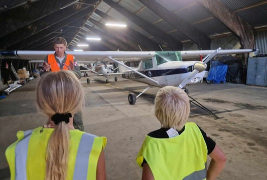 Rodzinna wycieczka edukacyjna dla dzieci wraz z rodzicami na podwrocławskim lotnisku Mirosławice