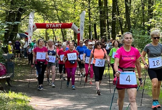Grupa osób biorących udział w Mistrzostwach Senioralnyc w Nordic Walking.