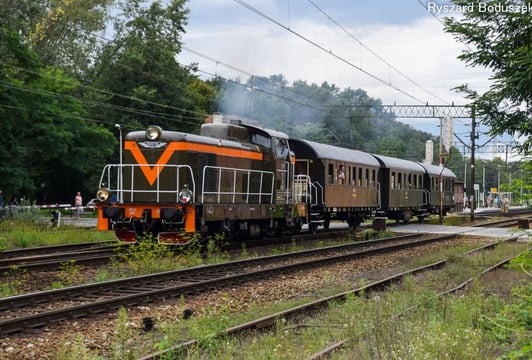 SP42 - 001 z trzema wagonami serii Bi, wyjazd ze stacji Wrocław Kuźniki