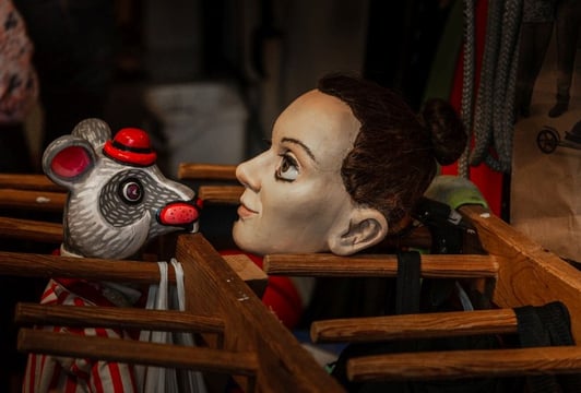 BOCZNE DRZWI DO TEATRU Spotkania zapoznające z kulisami pracy w teatrze dla dzieci w wieku 7+