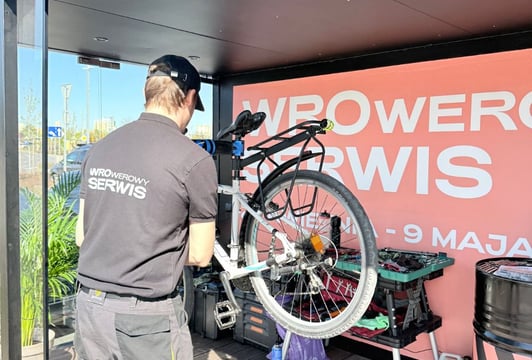 Parking przy Wrocław Fashion Outlet stał się serwisem rowerowym