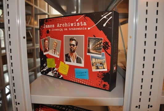 James Archiwista z licencją na brakowanie - pudełko gry planszowej.