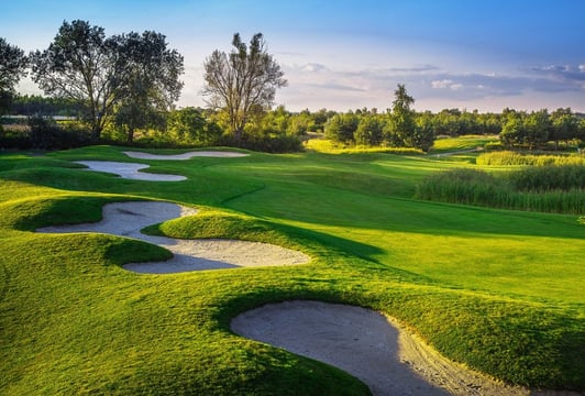 Piękne otoczenie pola golfowego