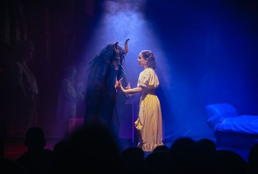 „Piękna i Bestia” czyli Mikołajki w Teatrze Kambak