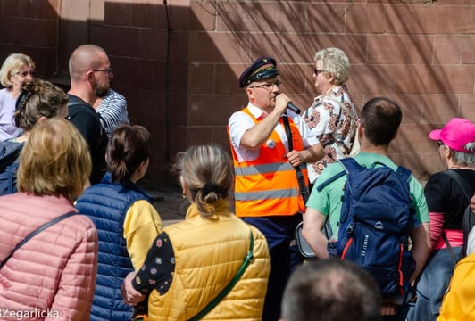 Oprowadzanie z przewodnikiem po stacji kolejowej.