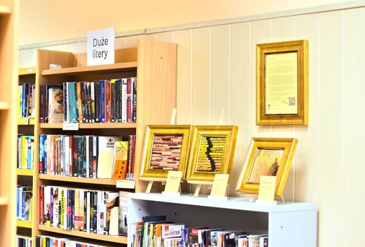 Kolory (z) Natury – wystawa tkanin artystycznych i pająków Marty Szloser barwionych roślinami