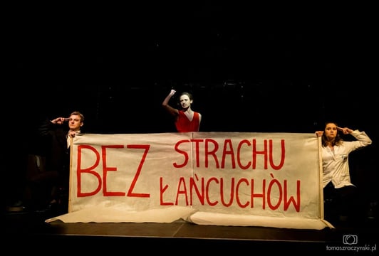 „Kiedyś różą byłam, dziś gniję w kanale” – wrocławska premiera spektaklu